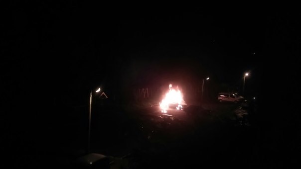 На молодіжній горіло авто2