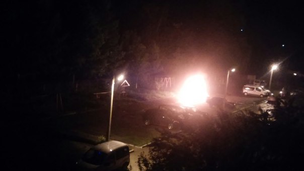 На молодіжній горіло авто3