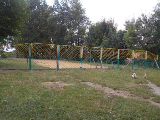 Футбольний майданчик на «Піщанці» відгородили від дитячого3